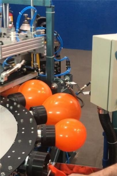 Máquina automática para impressão de balões de látex em operação industrial